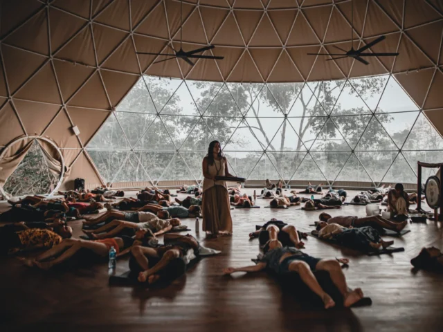 A happy Guide to Wellness Retreats in Alaya Panama (2026)